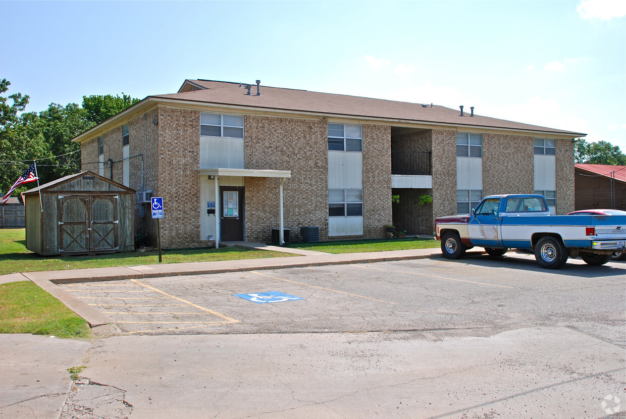 Primary Photo - Meadowbrook Square Apartments