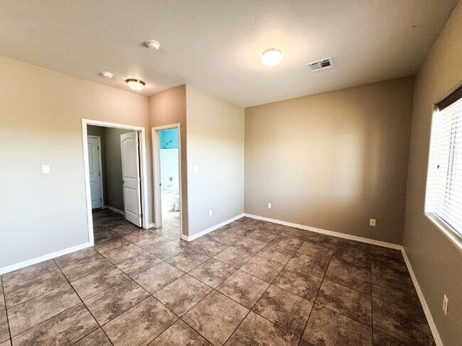 Foto del edificio - Spacious 4-Bed, 3-Bath Gem with 1804 Sq. F...