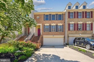 Building Photo - 10924 Bloomingdale Dr