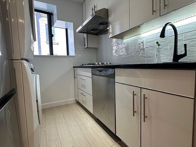 Building Photo - 173 Grand St