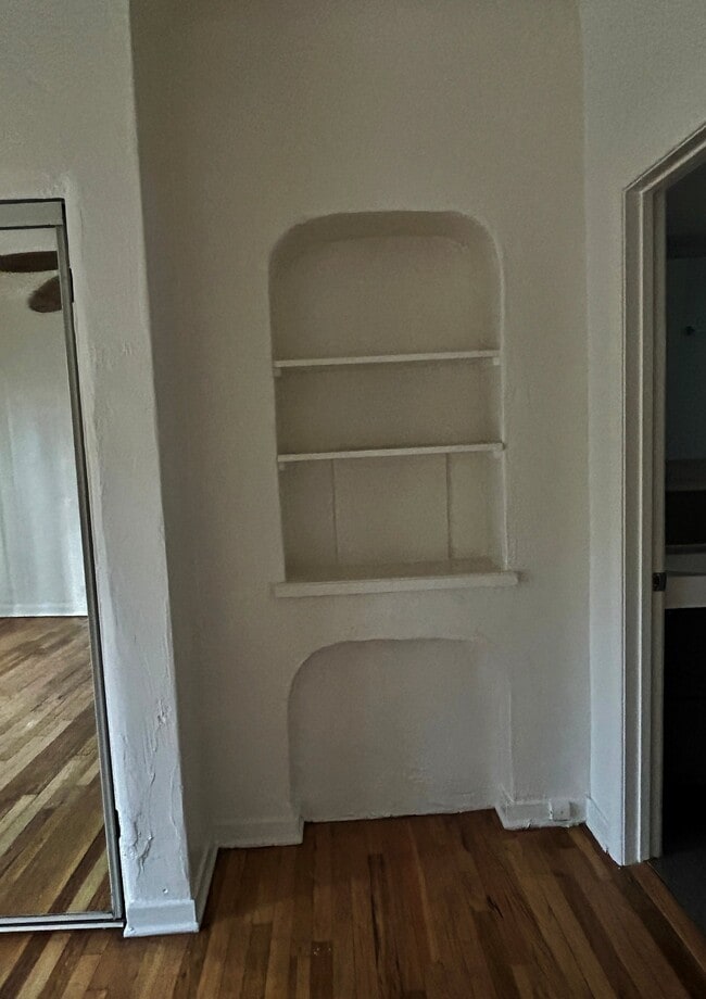 Building Photo - 806 N Poinsettia Pl