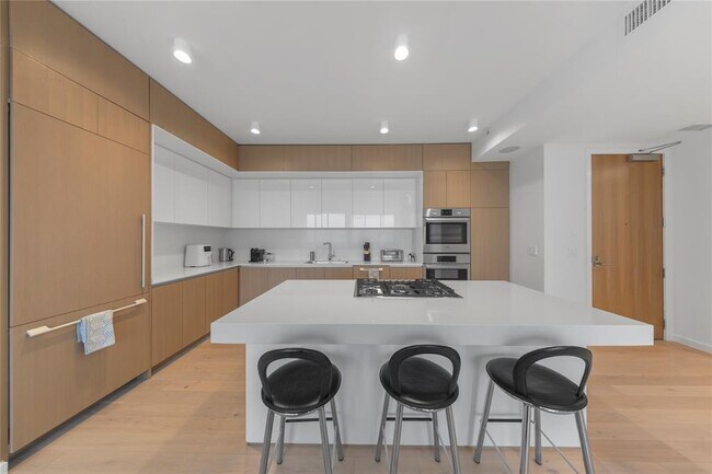 Foto del edificio - 313 W 17th St
