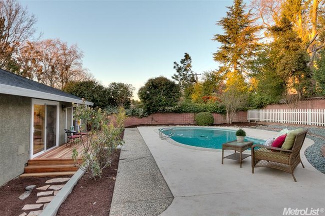 Building Photo - 4601 Hillview Way