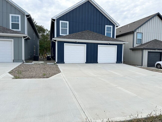 Building Photo - 128-132 SW 8th St