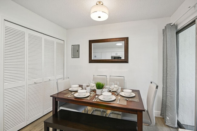 Building Photo - 811 W Magnolia St