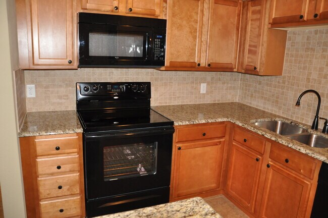 Building Photo - 380 Lakepointe Dr