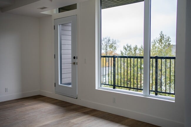 Building Photo - 841 Grenon Ave