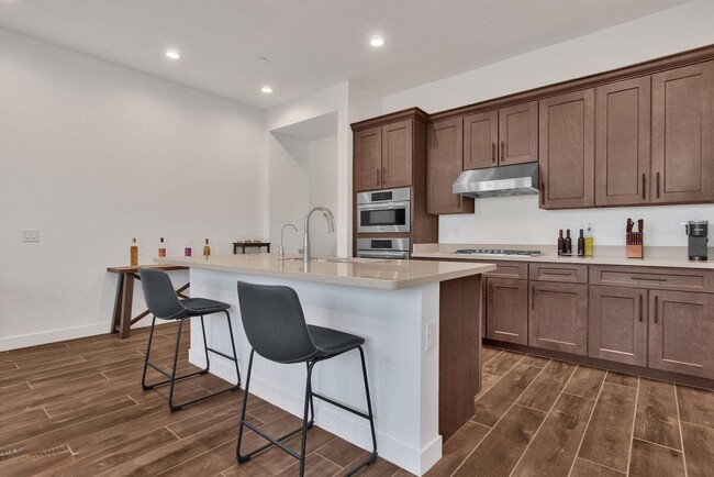 Building Photo - 3 Bedroom Townhome in Arcadia Lite