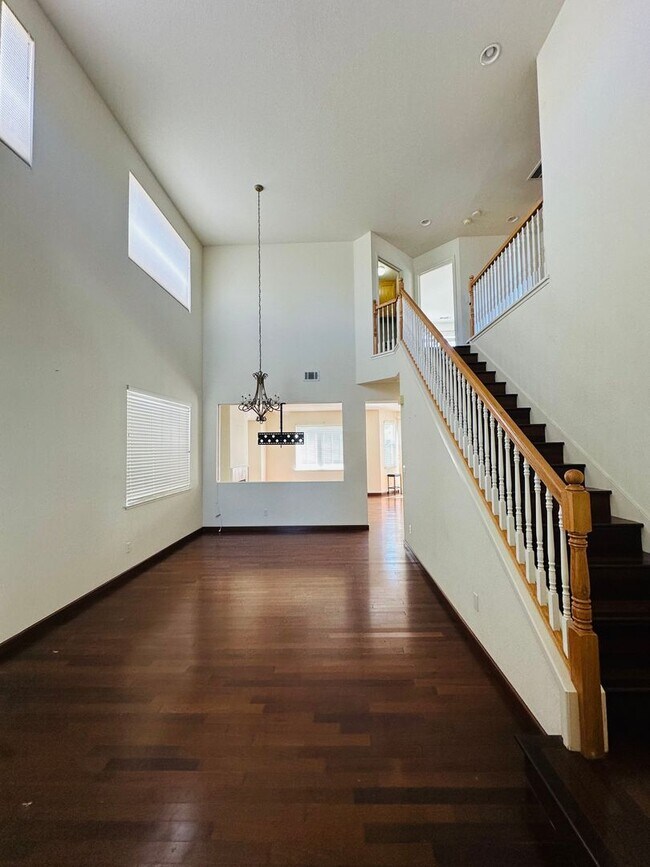 Foto del edificio - Beautiful 3 Bed, 2.5 Bath Home with Garage, Spacious Layout & Private Yard in Desirable Hercules ...