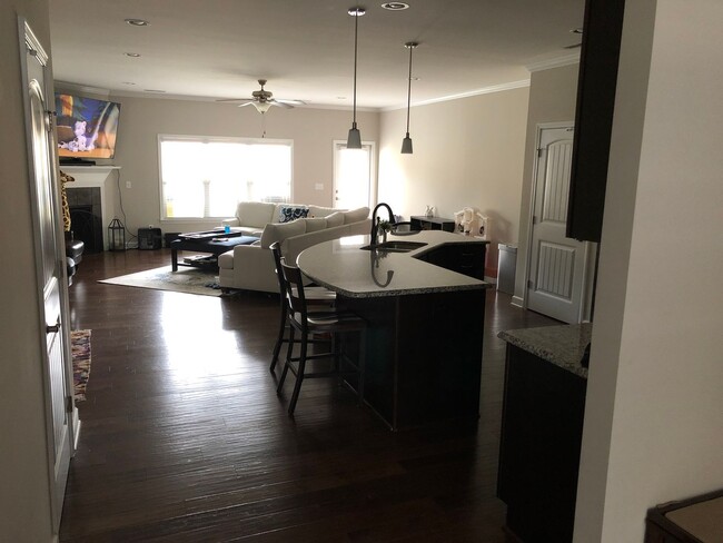 Building Photo - 3-Bedroom Townhome Available Eary July!
