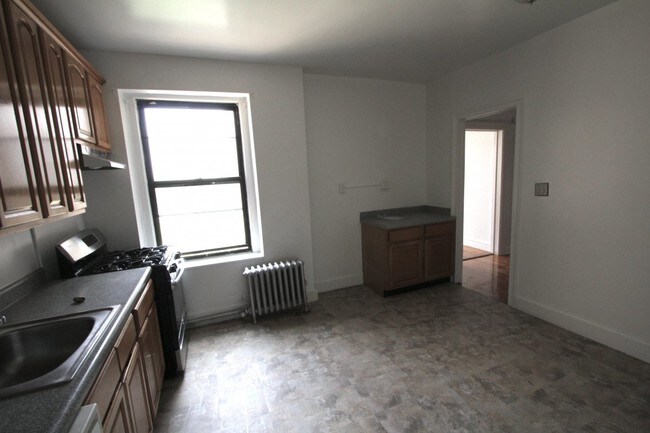 Building Photo - 2105 Burr Ave