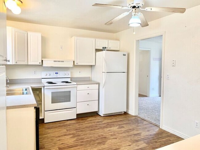 Foto del edificio - Spacious 3 Bedroom 2 Bath Ranch Style Home...