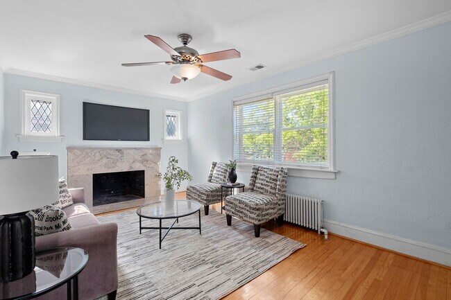 Foto del edificio - 7055 Dartmouth Ave