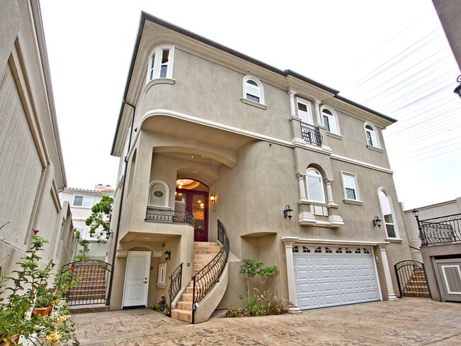 Building Photo - Spacious 3,224 Square Foot Townhouse!