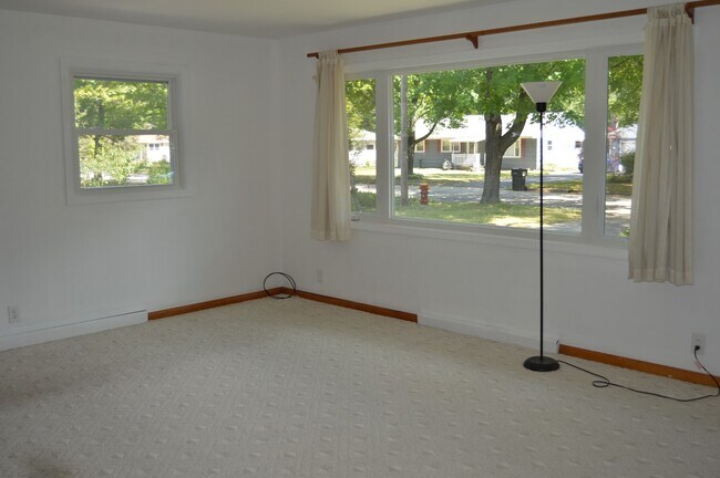 Foto del edificio - Spacious 3BR Home on Quiet Cul-de-Sac – Minutes from Downtown TC!