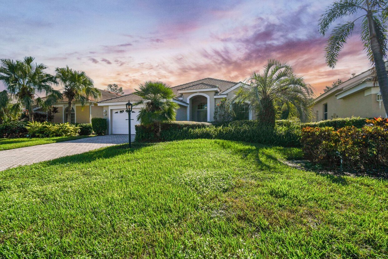 Foto principal - 3 Bed, 2 Bath Single Family Home in Sarasota