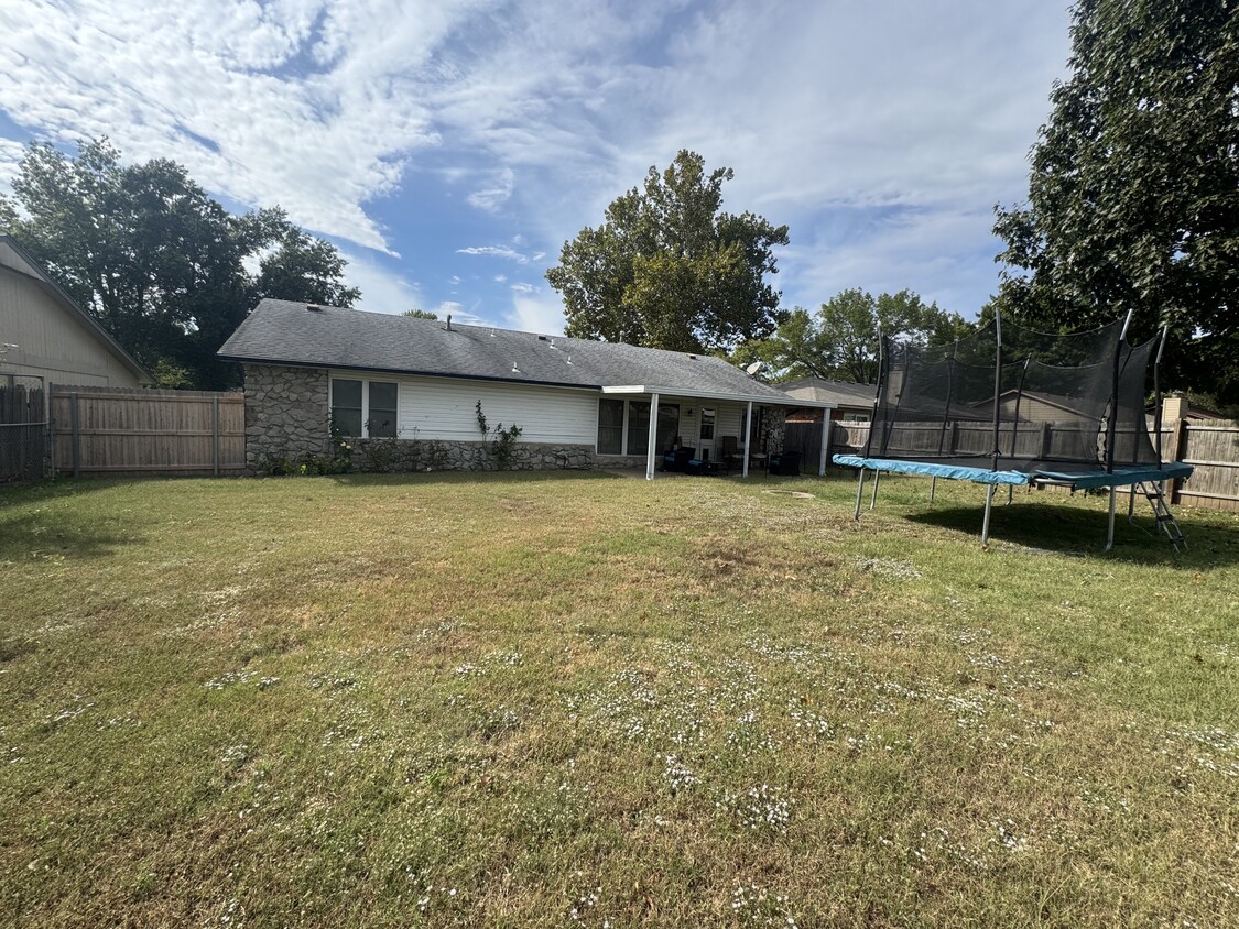Primary Photo - 1209 N Ironwood Pl
