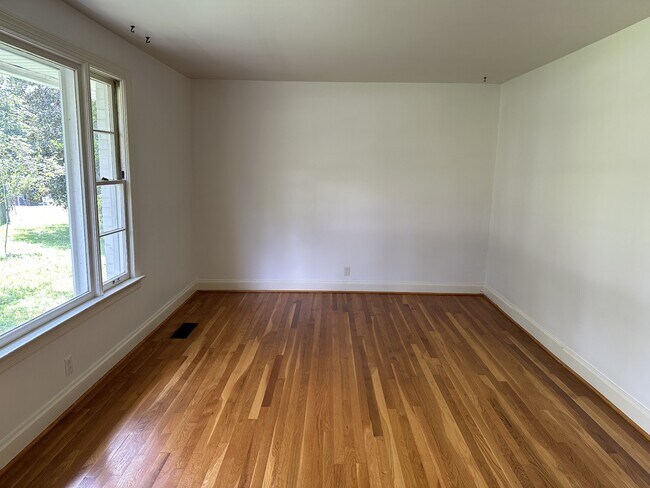 Building Photo - 607 Broadmoor Dr