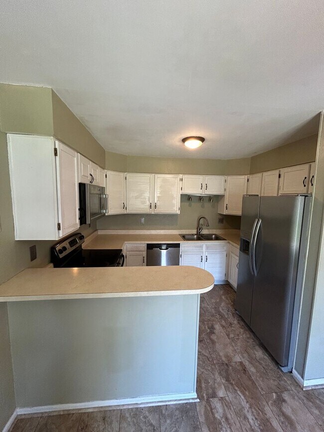 Foto del edificio - 2-Bedroom Townhome with attached 2-car garage