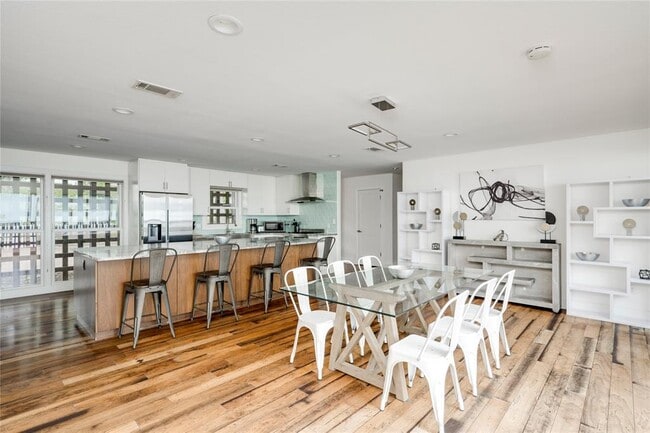 Building Photo - 2801 Cedarview Dr