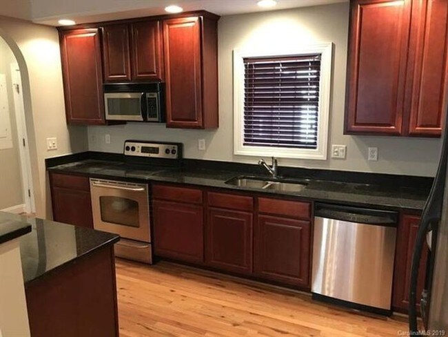 Foto del edificio - Now Renting charming 2 bedroom 2.5 bath to...