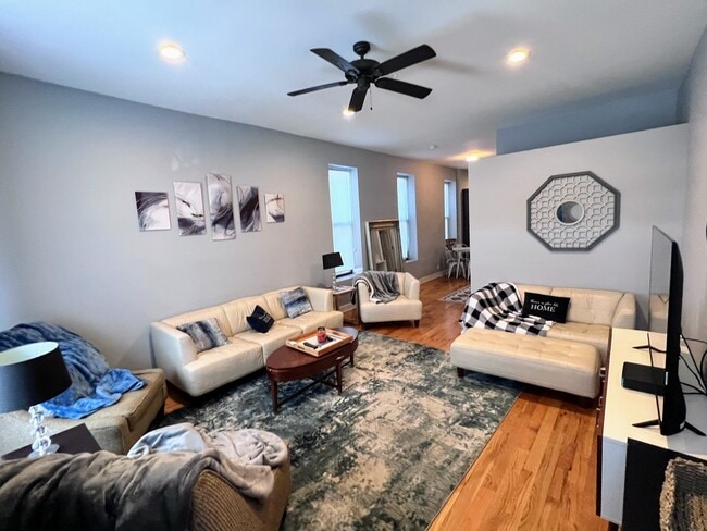 Building Photo - 113 S Paulina St