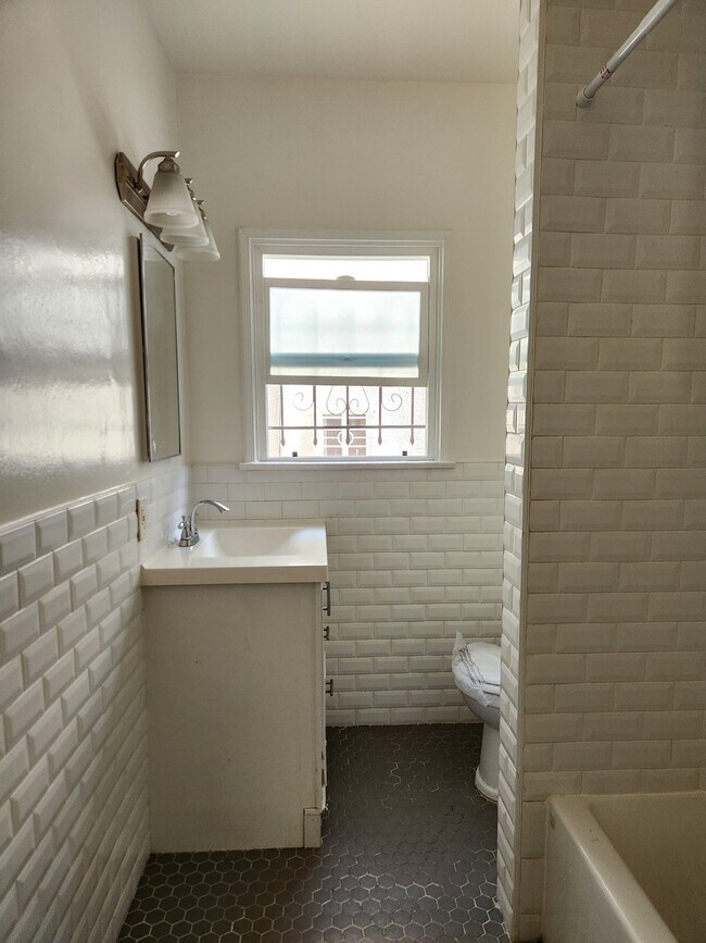 Foto del edificio - 1781 N Orchid Ave