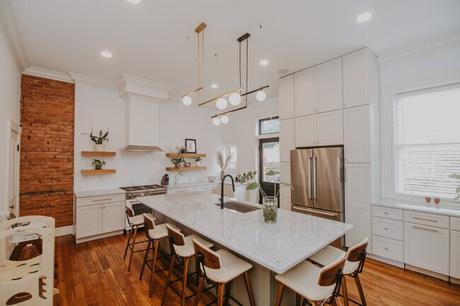 Building Photo - 907 Monroe St