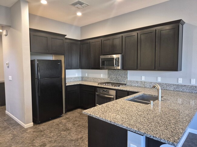 Foto del edificio - 4 Bedroom 2.5 bath Available now