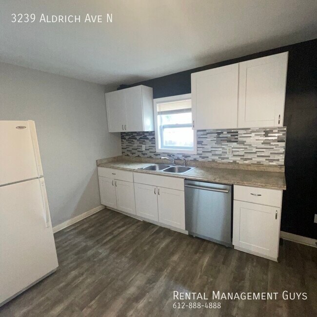 Foto del edificio - Large 4 Bedroom Home! Available Immediately!