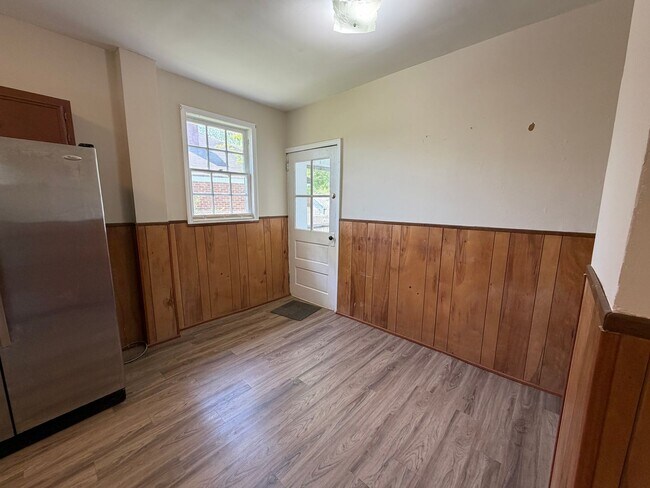 Foto del edificio - 2 Bedrooms- 1 Bathroom- House in Celanese!