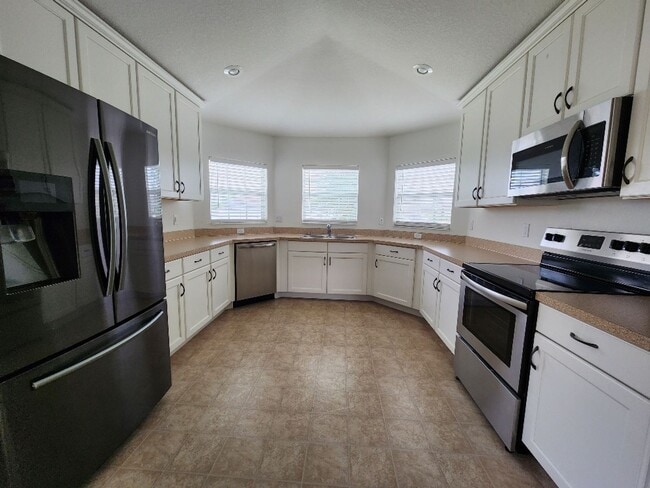 Building Photo - Gorgeous 4-Bedroom Lakefront!!