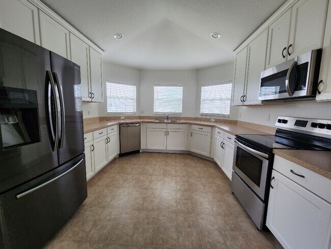 Foto del edificio - Gorgeous 4-Bedroom Lakefront!!