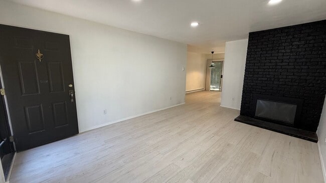 Building Photo - Great Duplex 2bd 2bath Big yard, Parking, ...