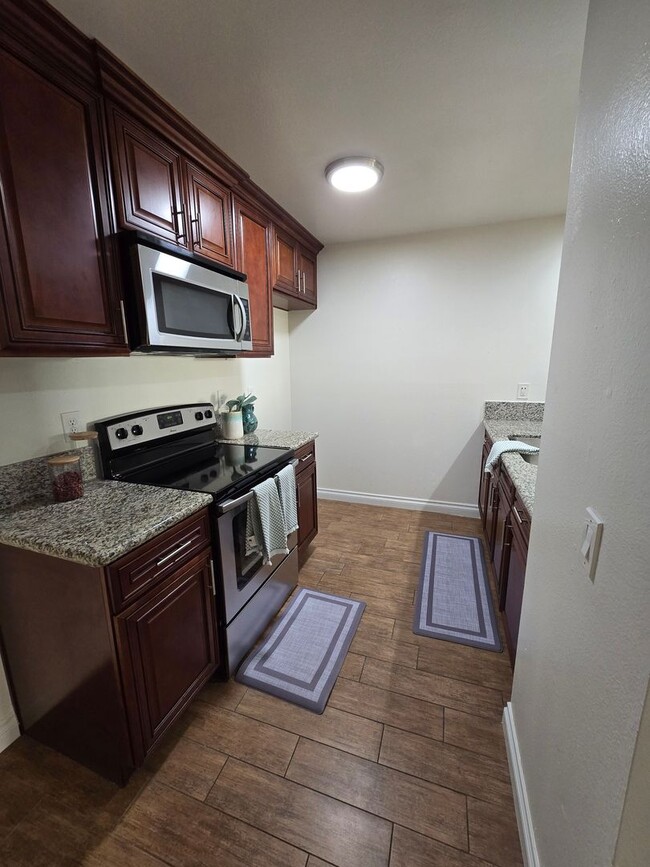 Foto del edificio - Downstairs 1 Bedroom Unit with Front Patio...