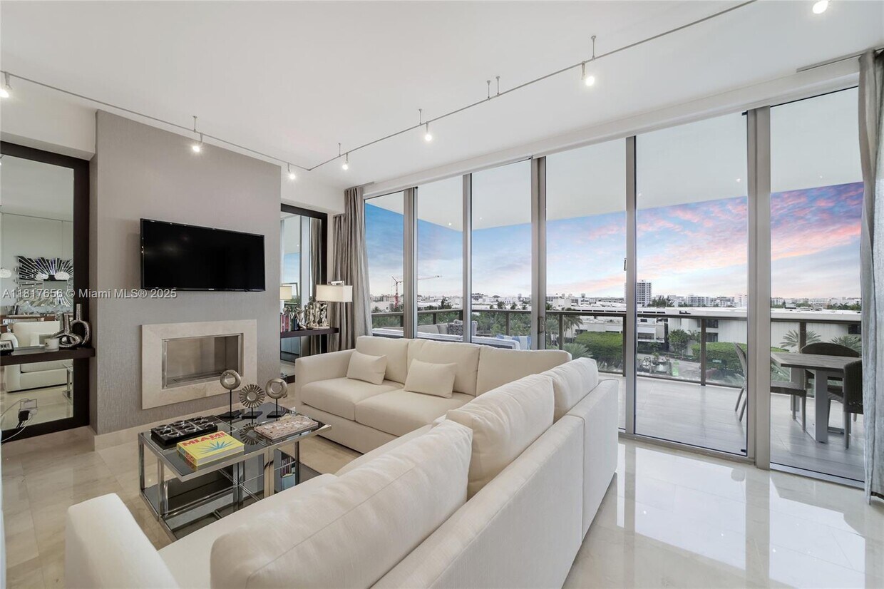 Primary Photo - 9705 Collins Ave