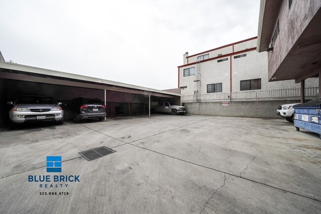 Building Photo - 15938 Vanowen St