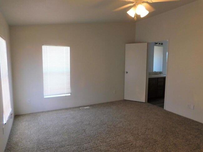 Dormitorio - 6833 Rea Ave