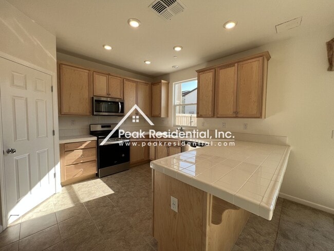 Building Photo - Newer 4bd/3ba Elk Grove Home with 2 Car Garage