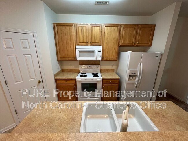 Foto del edificio - 1073 Constitution Park Blvd