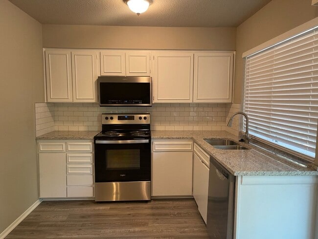 Building Photo - 1517 Vanderbilt Dr