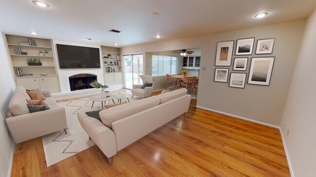 Building Photo - Classic Windcrest home with large, fenced ...