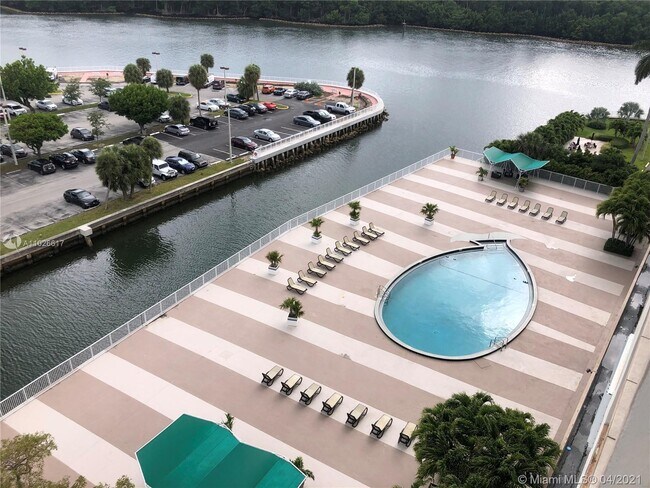 Foto del edificio - 400 Kings Point Dr