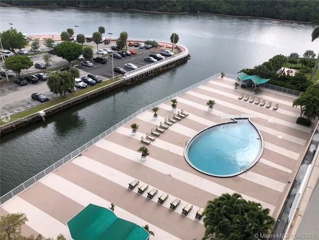 Building Photo - 400 Kings Point Dr