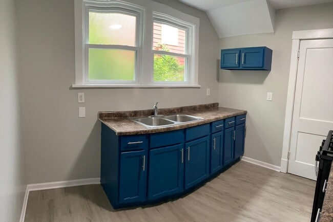 Building Photo - Custom updated rental! All new!