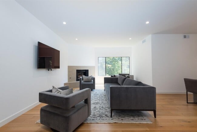 Building Photo - 1202 Sharon Park Dr