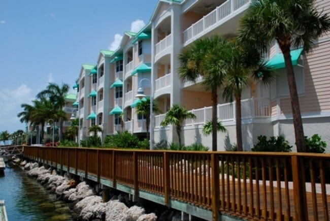 Building Photo - Seasonal Waterfront Living | Available April 15 – October 31