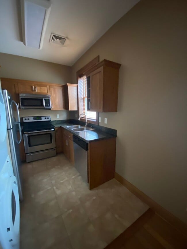 Building Photo - One Bedroom Apartment
