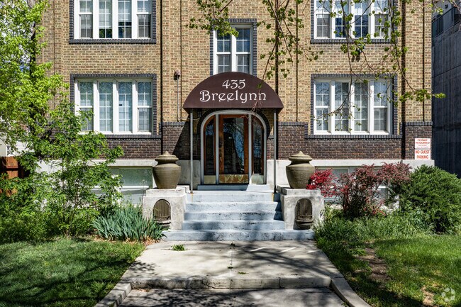 Entrada del edificio - Breelynn Apartments