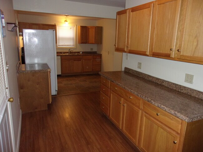 Building Photo - PRELEASING for AUGUST 2024! Dishwasher and...